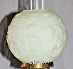 Fenton Antique Uranium Custard Poppy Flower Globe 7-1/2 Diamètre Oil Lamp Globe