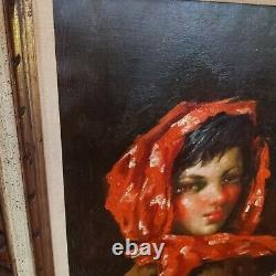 Grand tableau ancien à l'huile portrait d'une fille avec un foulard et des raisins dans un cadre doré