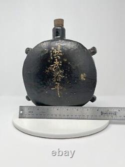 Grande antique chinoise en laque, cuir et parchemin pour huile alimentaire