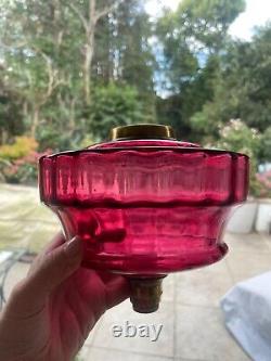 Grande fontaine d'huile en verre de canneberge antique torsadée, largeur de 18 cm