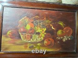 Grande peinture à l'huile encadrée de nature morte avec des fruits sur une table ancienne