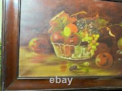 Grande peinture à l'huile encadrée de nature morte avec des fruits sur une table ancienne