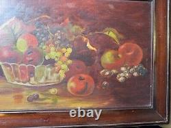 Grande peinture à l'huile encadrée de nature morte avec des fruits sur une table ancienne