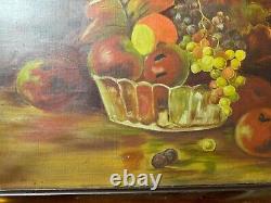 Grande peinture à l'huile encadrée de nature morte avec des fruits sur une table ancienne