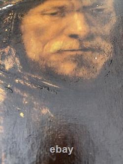 Peinture à l'huile ancienne encadrée dorée de grand format d'un homme avec un casque doré d'après Rembrandt