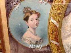 Peinture antique à l'huile sur papier de grande taille de la reine Victoria sous verre encadrée du 20ème siècle.